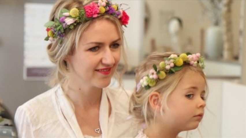 Coiffure avec couronne de fleurs nos idées , Magicmaman.com