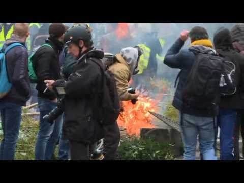 "Yellow vests": a barricade on fire in central Paris
