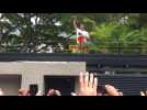 Leopoldo Lopez raises Venezuelan flag from rooftop amidst cheers