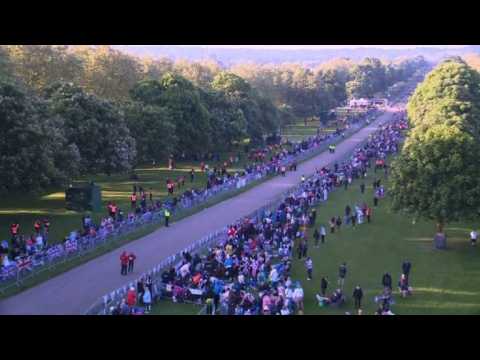 Crowd arrives in Windsor for the royal wedding (2)