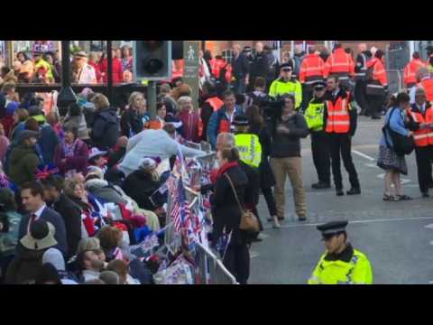 Crowd arrives in Windsor for the royal wedding