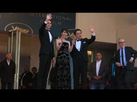 Cannes: montée des marches de l'équipe de "Netemo Sametemo”
