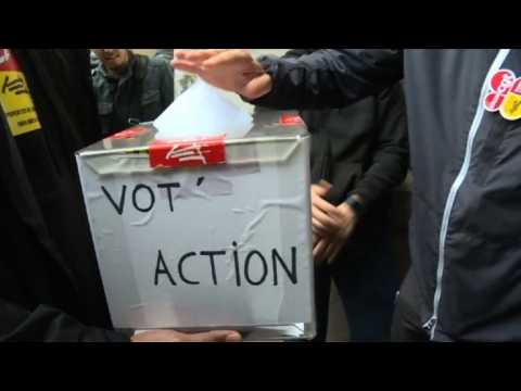 Unions launch a consultation of French rail workers on reform