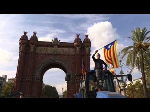 Pro-independence supporters gather ahead of Puigdemont speech