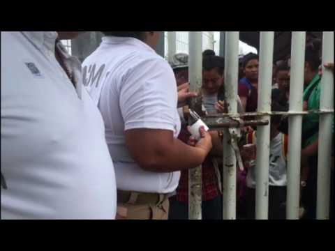 Mexican authorities re-open border gate to let migrants through