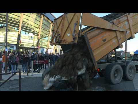 Farmers block entrance to train station in southwest France