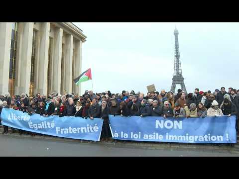Thousands of demonstrators in Paris against the immigration law