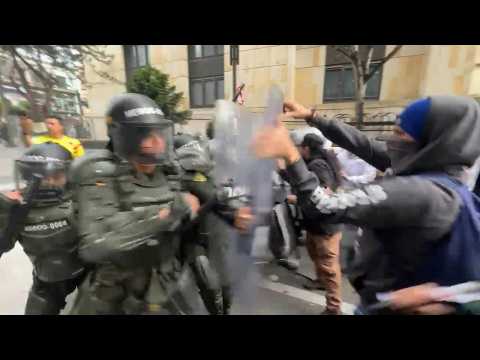 Pro-government protesters clash with Colombia police