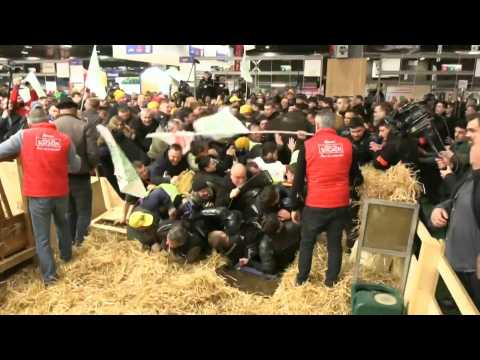 Protesters force entry, clash with law enforcement at Paris agriculture fair