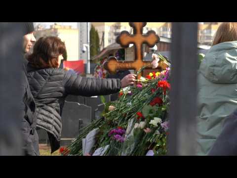 Moscow: Hundreds gather at opposition leader Alexei Navalny's grave on final election day