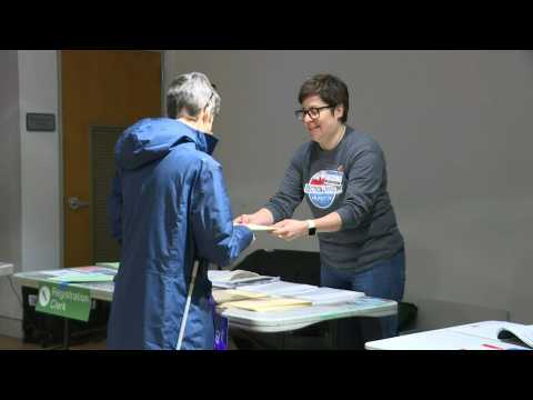 'Super Tuesday' : First voters cast their ballots in Virginia