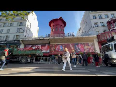 Blades of Paris' Moulin Rouge piled into truck after collapse