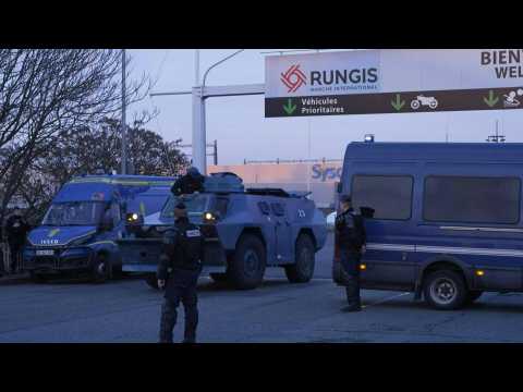 Police circle main wholesale market in Paris as farmers threaten to block it