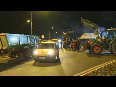 Protesting French farmers set up roadblocks near Bordeaux