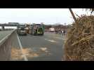 150 Tractors block motorway 30 min from Paris