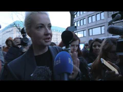 Navalnya calls Putin 'a killer, a gangster' after voting in Berlin