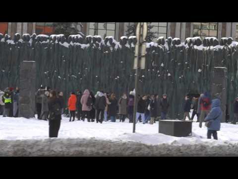 Navalny mourners lay flowers at Moscow monument to Soviet victims