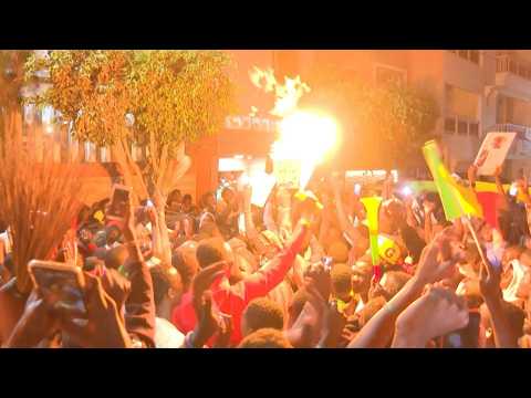 Senegal presidential election : crowd of supporters outside Sonko's home