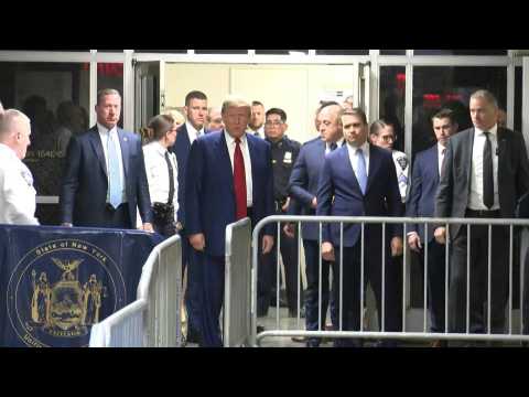 Trump arrives in Manhattan courtroom and denounces a "witch hunt"