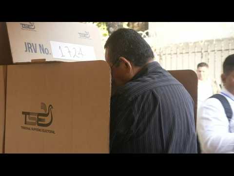 Salvadorans cast their vote amid general election