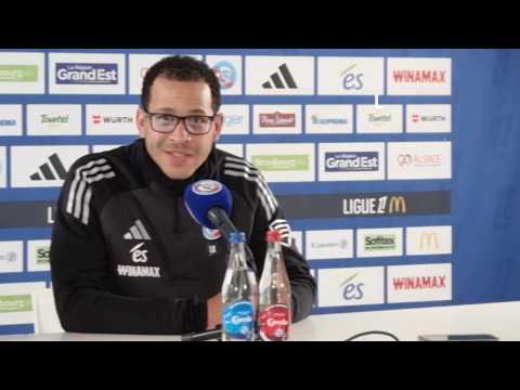 Liam Rosenior, entraîneur du Racing de Strasbourg, avant le déplacement à Rennes