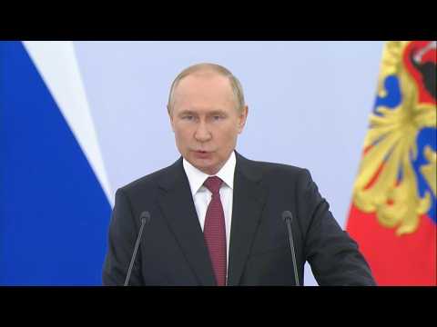 Putin addresses Russian elite over annexation signing