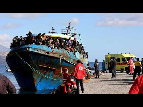 Boat carrying hundreds of migrants docks after Greek rescue