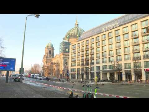 Huge Berlin aquarium damaged, spills water onto the street