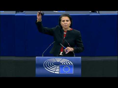 Swedish MEP cuts her hair in show of support for Iranian protesters during Parliament speech