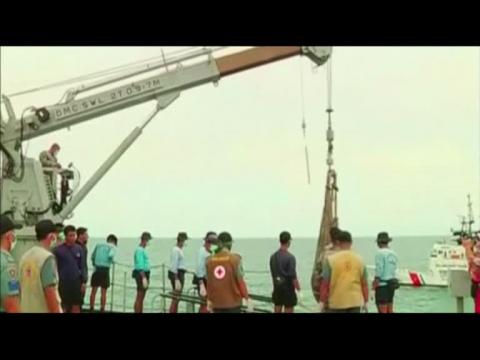 AirAsia flight 8501 tail section found as divers struggle to locate black boxes