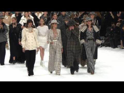 Minute of silence for Lagerfeld at Chanel show
