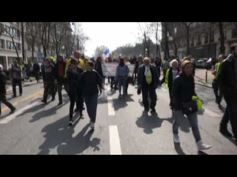 Tensions errupt briefly at start of Paris 'yellow vest' march