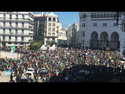 Algerians protest against Bouteflika in the capital Algiers (2)