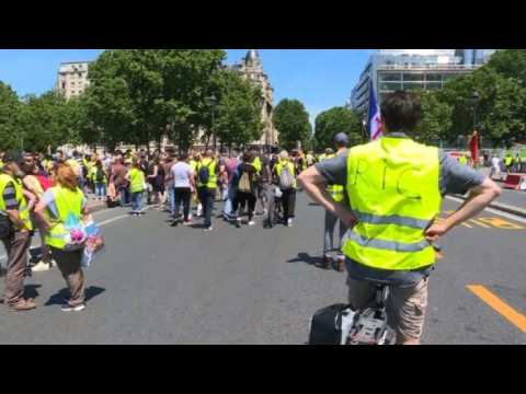 'Yellow vest' protesters march in Paris