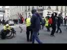 Nancy : les gilets jaunes dansent devant les forces de l'ordre rue Saint Dizier