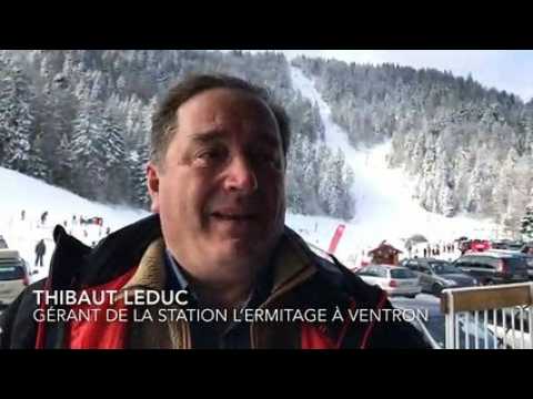 Le gérant de la station de l’Ermitage, Thibaut Leduc à fond derrière le skieur Clément Noël