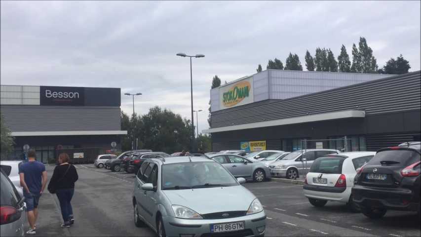 Chaussures Et Sur Garenne De Besson La Débarquent Zone Stokomani VMpUzS