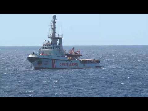 Migrant rescue ship with 147 migrants arrives off Lampedusa (2)
