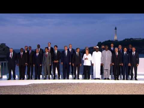 Biarritz: G7 leaders and guests pose for a family picture