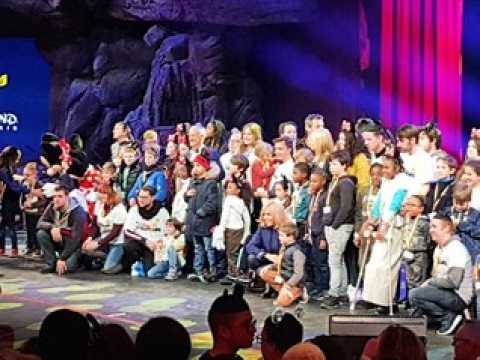 Kendji Girac et Vianney ont clôturé la folle journée des enfants de l'Inje de Metz à Disneyland Paris