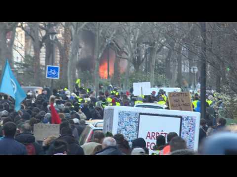 Tense yellow vest protest in Paris (2)