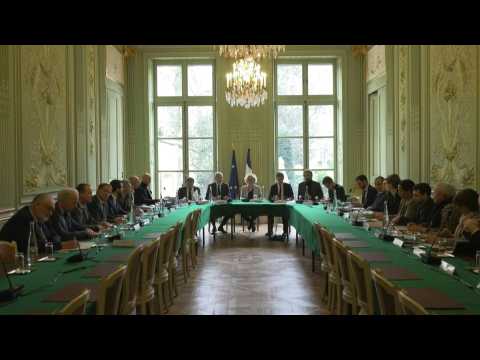 New coronavirus: French ministers meet unions to discuss virus response