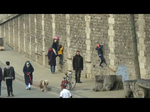 People jog and stroll on banks of Seine on first day of new confinement (2)