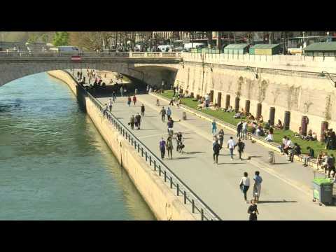 Parisians enjoy sunshine on the banks of the Seine