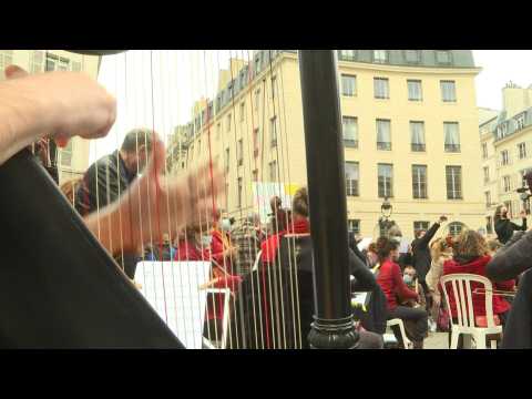 Unemployed musicians holds protest concert in Paris