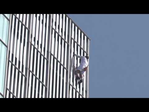 British climber George King free climbs building in Barcelona