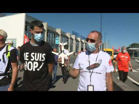 Some 300 disgruntled Hop! employees protest at company headquarters