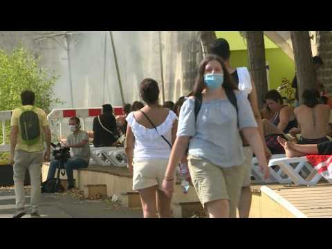 Parisians endure heatwave, mandatory masks on banks of Seine River