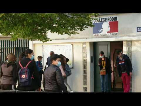 In Paris, secondary school children go back to school wearing facemasks