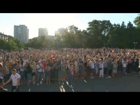 Belarus: Thousands of opposition supporters gather in Minsk ahead of presidential election